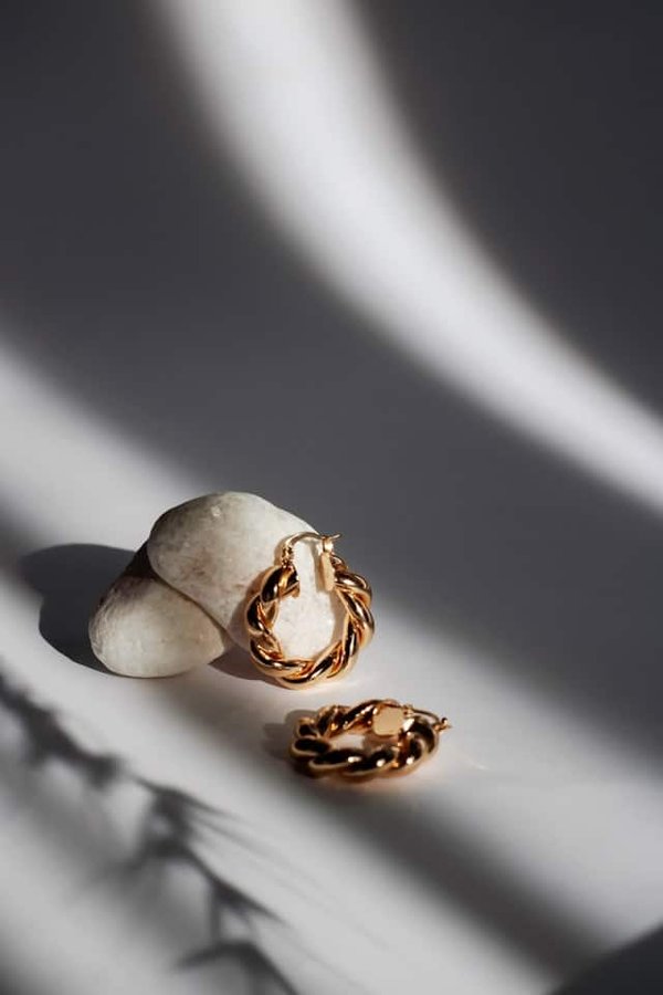 Quelle est la méthode la plus efficace pour empêcher les bijoux en laiton de ternir?