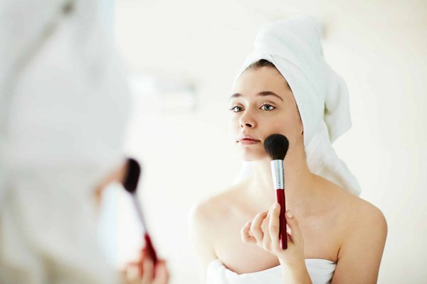 Comment réaliser un maquillage effet 'seconde peau' pour une apparence naturelle?