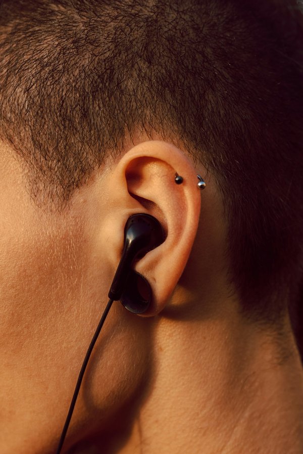 Piercing d'oreille pour homme : critères de choix et tendances actuelles